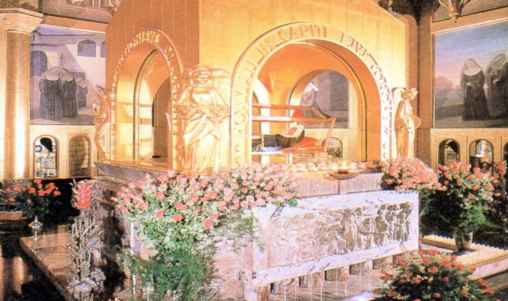 Túmulo de Santa Rita com seu corpo incorrupto na Basílica de Cássia.